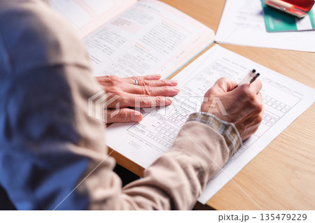 シニア　男性　終活　手元 135479229