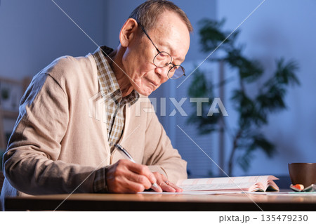 シニア　男性　終活 135479230