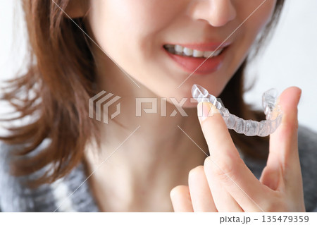 マウスピース矯正を始める女性 135479359