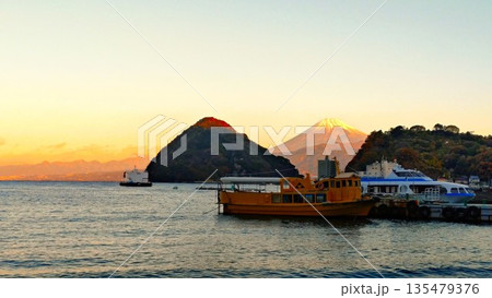 夕焼けの海 135479376