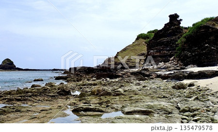 沖縄県座間味村の安慶名敷島の海岸の風景 135479578