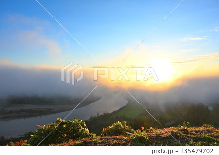 山本山高原から望む信濃川と朝靄の風景（新潟県小千谷市） 135479702