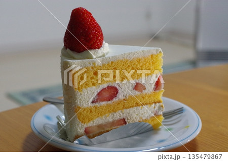 お皿にのった甘く美味しいイチゴのショートケーキ 135479867