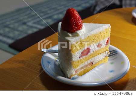 お皿にのった甘く美味しいイチゴのショートケーキ 135479868