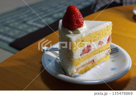 お皿にのった甘く美味しいイチゴのショートケーキ 135479869