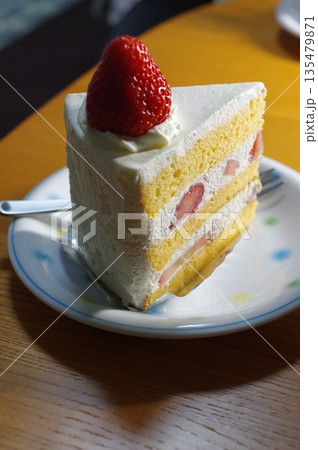 お皿にのった甘く美味しいイチゴのショートケーキ 135479871
