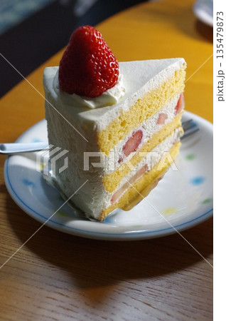 お皿にのった甘く美味しいイチゴのショートケーキ 135479873
