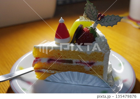 お皿にのった甘く美味しいイチゴのショートケーキ 135479876