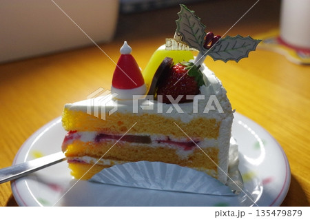 お皿にのった甘く美味しいイチゴのショートケーキ 135479879