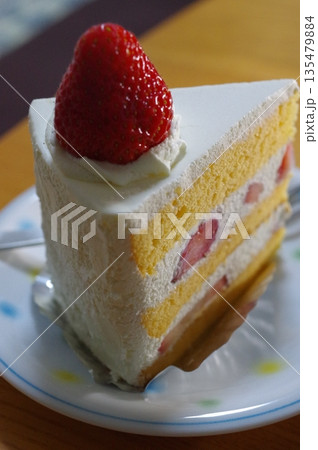お皿にのった甘く美味しいイチゴのショートケーキ 135479884