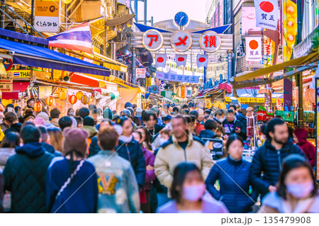 日本の東京都市景観お正月。インバウンドは続く…まるで“異国”、外国人観光客らで賑わうアメ横などを望む 日本の東京都市景観お正月。インバウンドは続く…まるで“異国”、外国人観光客らで賑わうアメ横などを望む 135479908