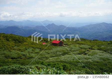 夏の鳥海山と滝の小屋 135480082