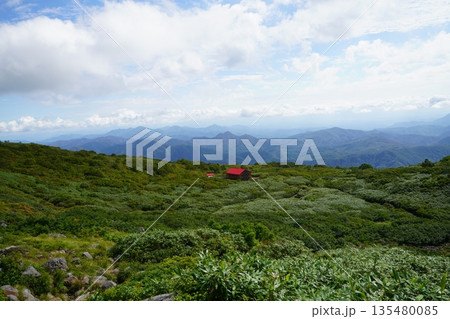 夏の鳥海山と滝の小屋 夏の鳥海山と滝の小屋 135480085