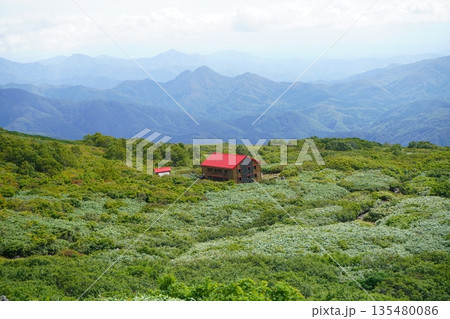 夏の鳥海山と滝の小屋 夏の鳥海山と滝の小屋 135480086