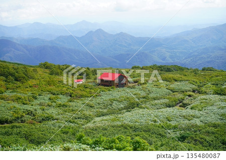 夏の鳥海山と滝の小屋 135480087