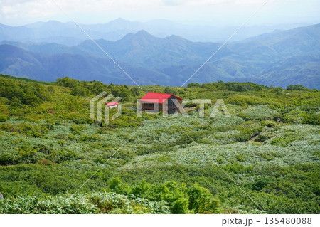 夏の鳥海山と滝の小屋 135480088