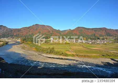 信濃川の展望地から望む川と紅葉の風景(新潟県津南町) 信濃川の展望地から望む川と紅葉の風景(新潟県津南町) 135480104