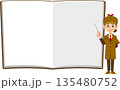 ノートの前で解説する女性の探偵 135480752