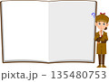 ノートの前で問題について考える女性の探偵 135480753