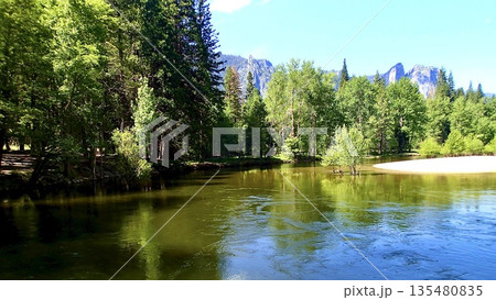 アメリカのヨセミテ国立公園のマーセド川 135480835