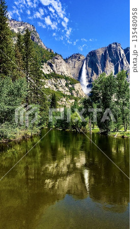 アメリカのヨセミテ国立公園のマーセド川 135480958