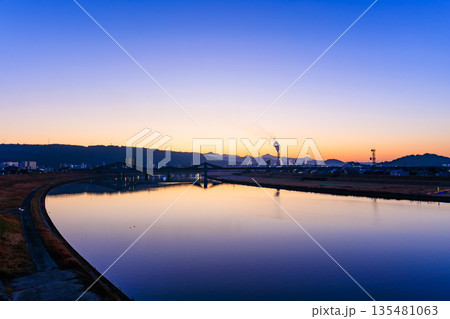 天大橋から見る川内川の夕暮れ マジックアワー ブルーアワー 天大橋から見る川内川の夕暮れ マジックアワー ブルーアワー 135481063