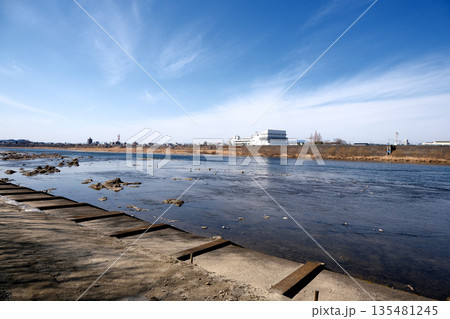 岐阜県可児市_木曽川渡し場遊歩道(かぐや姫の散歩道)からの木曽川1_2025年3月 135481245