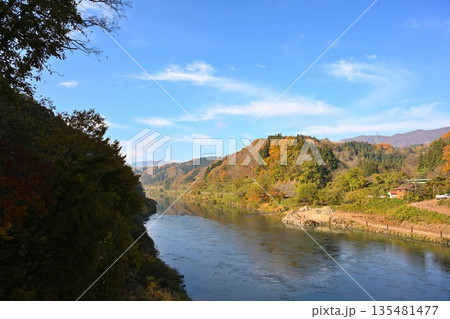 野沢温泉村を流れる千曲川と紅葉の風景(長野県野沢温泉村) 野沢温泉村を流れる千曲川と紅葉の風景(長野県野沢温泉村) 135481477