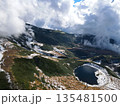 初冠雪の鳥海山と鳥海湖 135481500