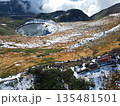 初冠雪の鳥海山と鳥海湖 135481501