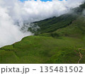 湧き上がる山の雲 135481502