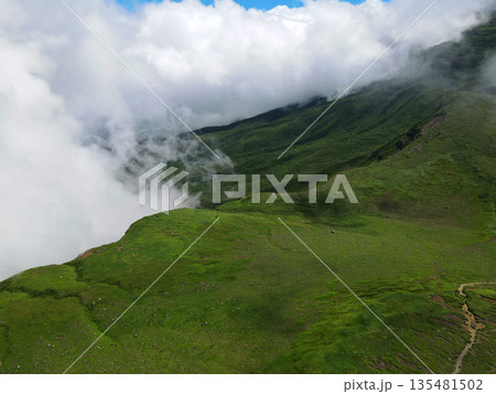 湧き上がる山の雲 湧き上がる山の雲 135481502