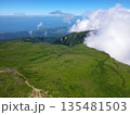湧き上がる山の雲 135481503