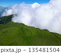 湧き上がる山の雲 135481504