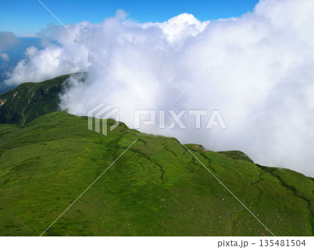湧き上がる山の雲 湧き上がる山の雲 135481504