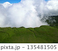 湧き上がる山の雲 135481505