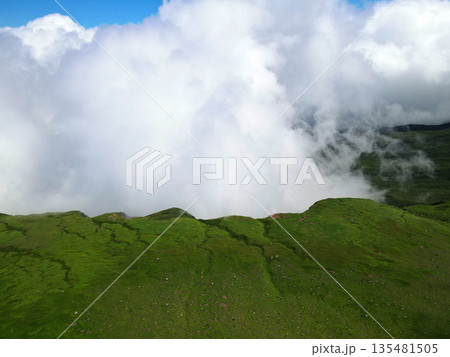 湧き上がる山の雲 135481505