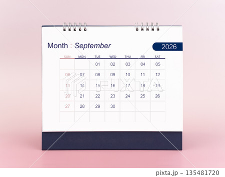 September 2026 blank desk calendar on pink background. 135481720