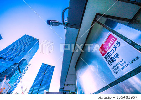 日本の東京都市景観 渋谷スクランブル交差点前から街角の防犯カメラなどを望む 日本の東京都市景観 渋谷スクランブル交差点前から街角の防犯カメラなどを望む 135481967