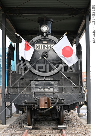 JR武豊線半田駅　保存されているC11 265号機　 135482109