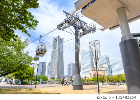 横浜みなとみらいの都市風景 運河パーク ロープウェイとランドマークタワー 横浜みなとみらいの都市風景 運河パーク ロープウェイとランドマークタワー 135482154