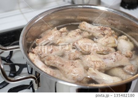 鍋で手羽元を茹でる 135482180