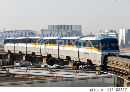 羽田空港行きの東京モノレール 135482457