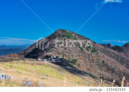 四国カルストから眺める四国山地 135482585