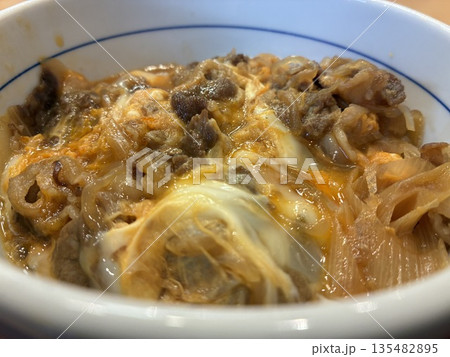 外食チェーン店で食べる「牛とじ丼」 135482895