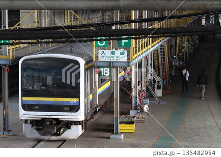 大宮総合車両センターにて検査中の千葉地区209系電車(埼玉県さいたま市大宮区) 大宮総合車両センターにて検査中の千葉地区209系電車(埼玉県さいたま市大宮区) 135482954
