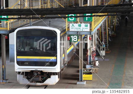 大宮総合車両センターにて検査中の千葉地区209系電車(埼玉県さいたま市大宮区) 大宮総合車両センターにて検査中の千葉地区209系電車(埼玉県さいたま市大宮区) 135482955