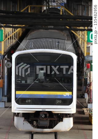 大宮総合車両センターにて検査中の千葉地区209系電車（埼玉県さいたま市大宮区） 135482956
