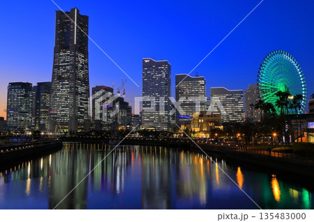 横浜ランドマークタワーと観覧車が彩る横浜の夜景 横浜ランドマークタワーと観覧車が彩る横浜の夜景 135483000