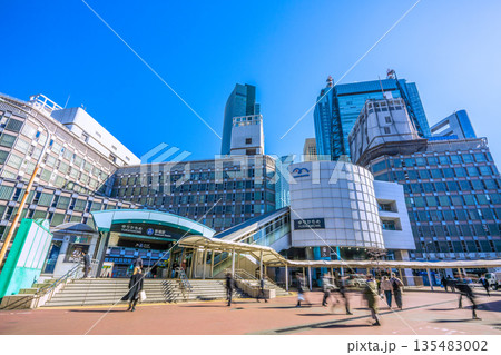 日本の東京都市景観1月14日。ゆりかもめの新橋駅や汐留のビル群などを望む 日本の東京都市景観1月14日。ゆりかもめの新橋駅や汐留のビル群などを望む 135483002